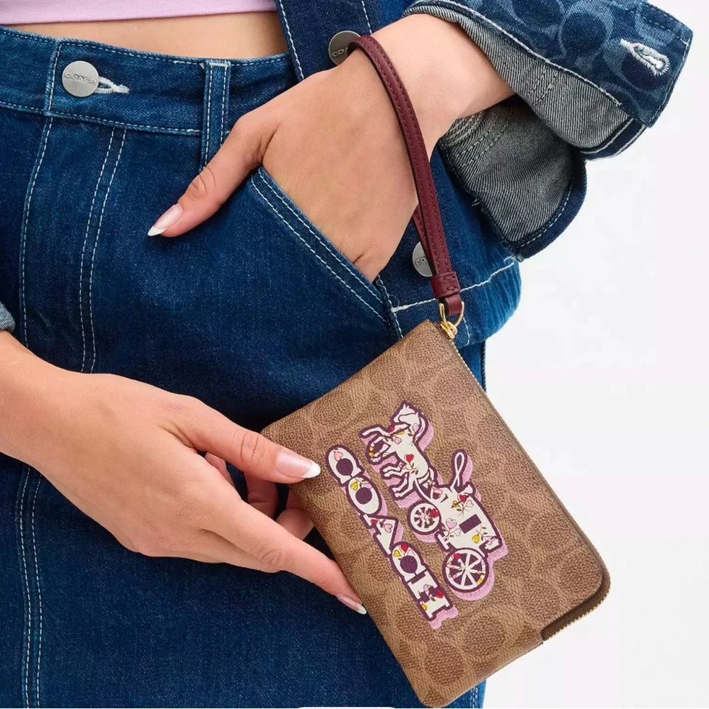 NWT COACH Corner Zip‎ Wristlet In Signature Canvas With Horse And Carriage Print
